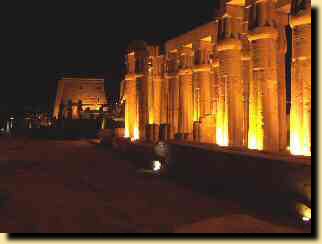 Vue de nuit du temple de Louxor clair.